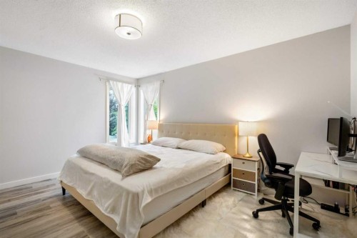 358 Hawkstone Drive Nw, Calgary, AB - Indoor Photo Showing Bedroom