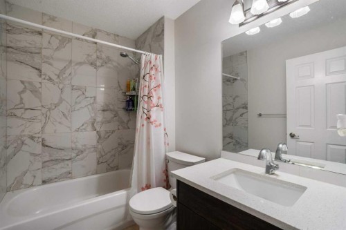 358 Hawkstone Drive Nw, Calgary, AB - Indoor Photo Showing Bathroom