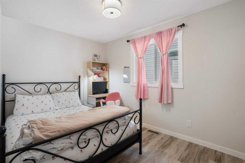 358 Hawkstone Drive Nw, Calgary, AB - Indoor Photo Showing Bedroom