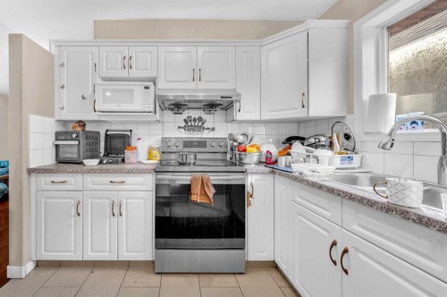 212 Tarawood Place Ne, Calgary, AB - Indoor Photo Showing Kitchen