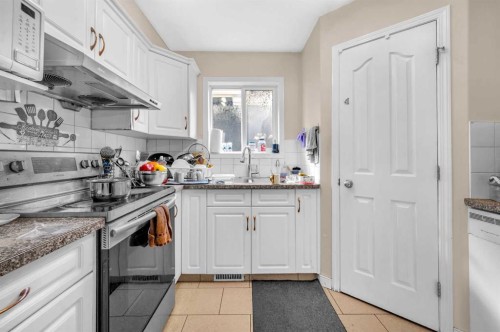 212 Tarawood Place Ne, Calgary, AB - Indoor Photo Showing Kitchen