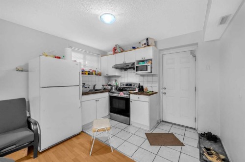 212 Tarawood Place Ne, Calgary, AB - Indoor Photo Showing Kitchen