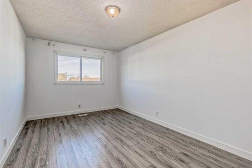 39 Bermuda Drive, Calgary, AB - Indoor Photo Showing Other Room