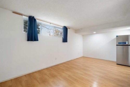 39 Bermuda Drive, Calgary, AB - Indoor Photo Showing Other Room