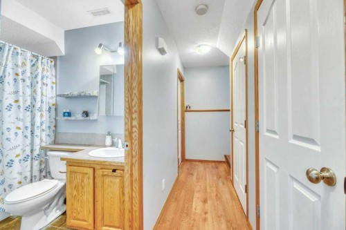 29E Wellington Cove, Strathmore, AB - Indoor Photo Showing Bathroom