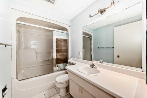 540 Dalmeny Hill Nw, Calgary, AB - Indoor Photo Showing Bathroom
