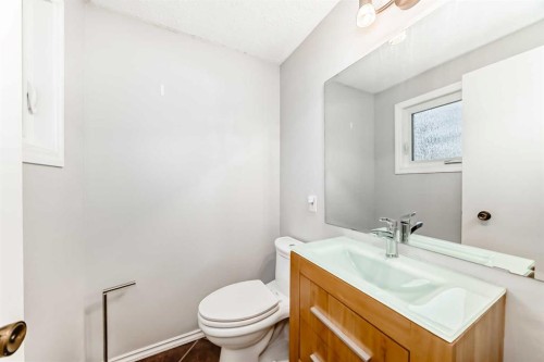 540 Dalmeny Hill Nw, Calgary, AB - Indoor Photo Showing Bathroom