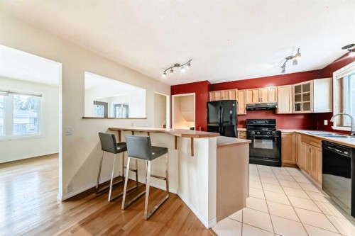 540 Dalmeny Hill Nw, Calgary, AB - Indoor Photo Showing Kitchen
