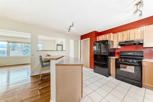 540 Dalmeny Hill Nw, Calgary, AB - Indoor Photo Showing Kitchen