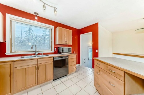 540 Dalmeny Hill Nw, Calgary, AB - Indoor Photo Showing Kitchen With Double Sink