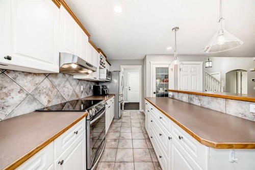 115 West Lakeview Circle, Chestermere, AB - Indoor Photo Showing Kitchen