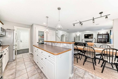 115 West Lakeview Circle, Chestermere, AB - Indoor Photo Showing Kitchen