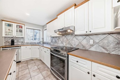 115 West Lakeview Circle, Chestermere, AB - Indoor Photo Showing Kitchen