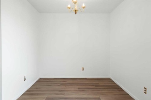181 Dovercliffe Close Se, Calgary, AB - Indoor Photo Showing Other Room