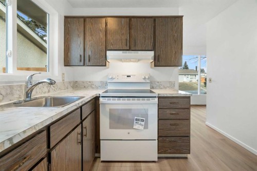 181 Dovercliffe Close Se, Calgary, AB - Indoor Photo Showing Kitchen