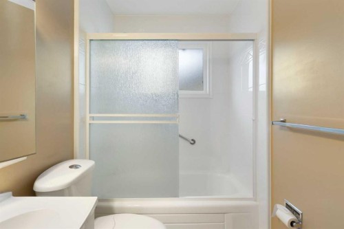 181 Dovercliffe Close Se, Calgary, AB - Indoor Photo Showing Bathroom