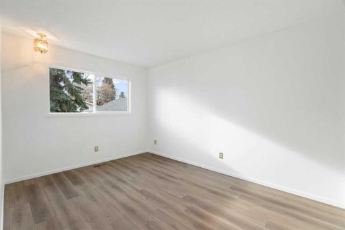 181 Dovercliffe Close Se, Calgary, AB - Indoor Photo Showing Other Room