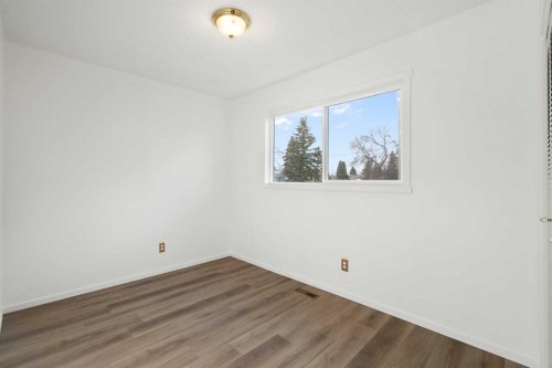 181 Dovercliffe Close Se, Calgary, AB - Indoor Photo Showing Other Room