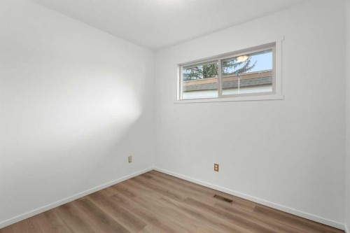 181 Dovercliffe Close Se, Calgary, AB - Indoor Photo Showing Other Room