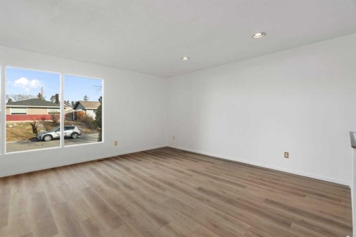 181 Dovercliffe Close Se, Calgary, AB - Indoor Photo Showing Other Room