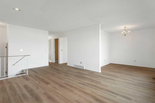 181 Dovercliffe Close Se, Calgary, AB - Indoor Photo Showing Other Room