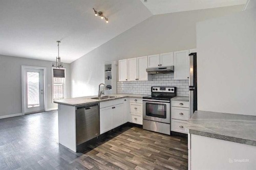 93 Winston Place, Blackfalds, AB - Indoor Photo Showing Kitchen