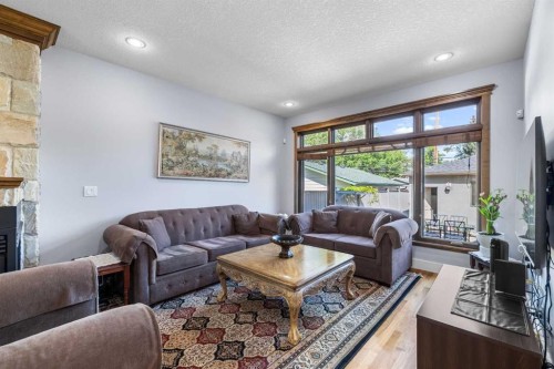 120 7 Avenue Ne, Calgary, AB - Indoor Photo Showing Living Room