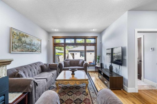 120 7 Avenue Ne, Calgary, AB - Indoor Photo Showing Living Room