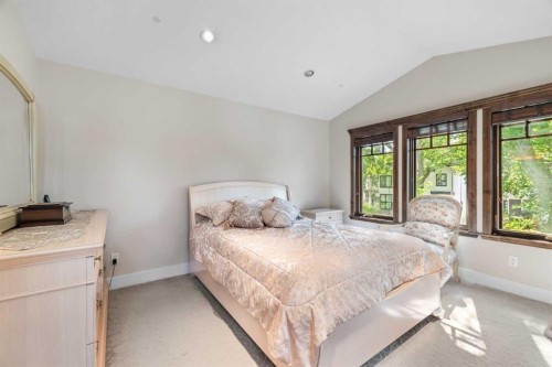 120 7 Avenue Ne, Calgary, AB - Indoor Photo Showing Bedroom
