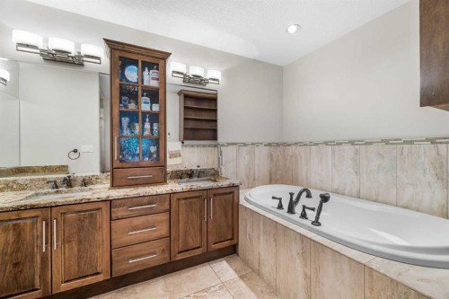 120 7 Avenue Ne, Calgary, AB - Indoor Photo Showing Bathroom