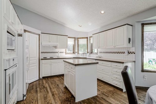 14319 Evergreen Street Sw, Calgary, AB - Indoor Photo Showing Kitchen