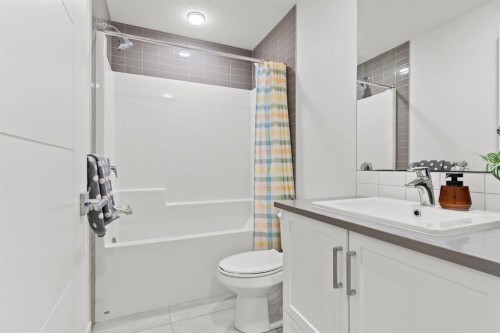 1402-100 Walgrove Court Se, Calgary, AB - Indoor Photo Showing Bathroom