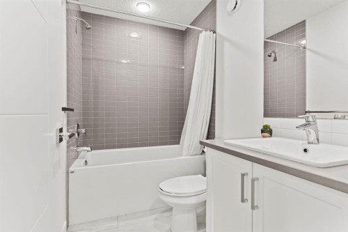 1402-100 Walgrove Court Se, Calgary, AB - Indoor Photo Showing Bathroom