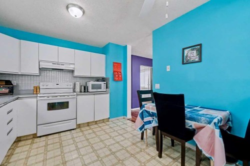 29 Erin Green Way Se, Calgary, AB - Indoor Photo Showing Kitchen