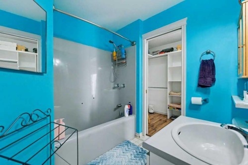 29 Erin Green Way Se, Calgary, AB - Indoor Photo Showing Bathroom