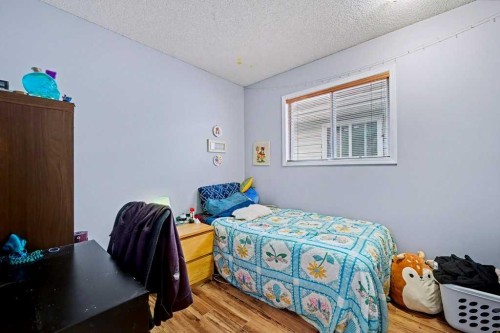 29 Erin Green Way Se, Calgary, AB - Indoor Photo Showing Bedroom