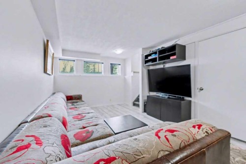 29 Erin Green Way Se, Calgary, AB - Indoor Photo Showing Bedroom