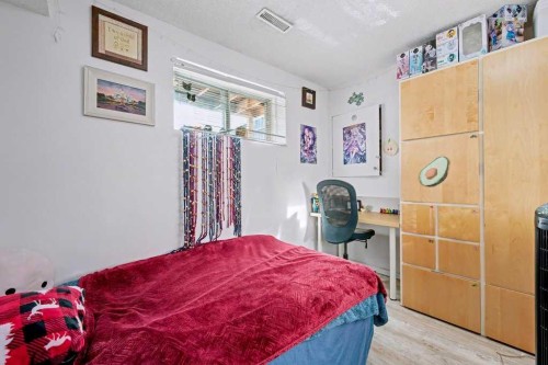 29 Erin Green Way Se, Calgary, AB - Indoor Photo Showing Bedroom