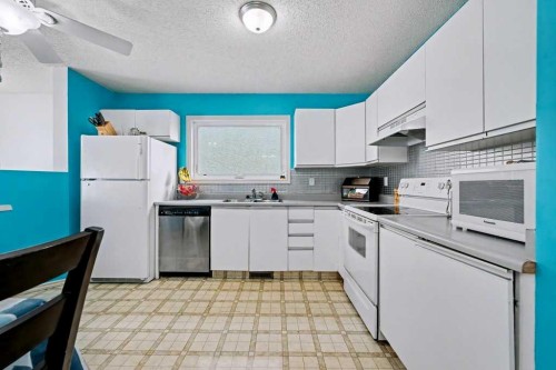29 Erin Green Way Se, Calgary, AB - Indoor Photo Showing Kitchen