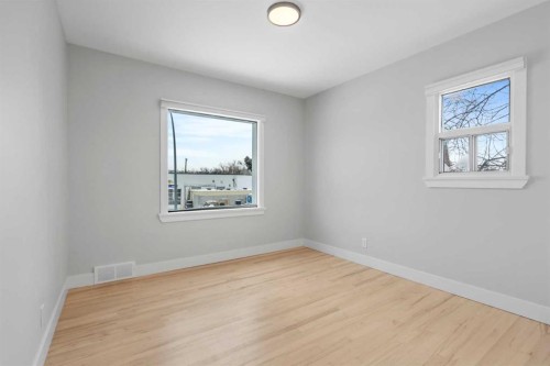 2209 Westmount Road Nw, Calgary, AB - Indoor Photo Showing Other Room