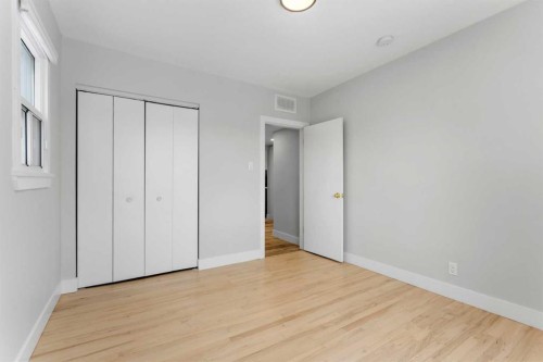 2209 Westmount Road Nw, Calgary, AB - Indoor Photo Showing Other Room