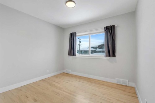 2209 Westmount Road Nw, Calgary, AB - Indoor Photo Showing Other Room