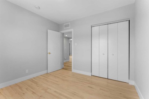 2209 Westmount Road Nw, Calgary, AB - Indoor Photo Showing Other Room