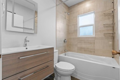 2209 Westmount Road Nw, Calgary, AB - Indoor Photo Showing Bathroom