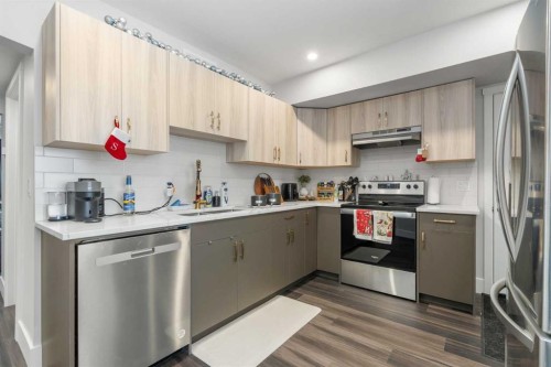 2209 Westmount Road Nw, Calgary, AB - Indoor Photo Showing Kitchen