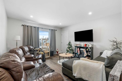 2209 Westmount Road Nw, Calgary, AB - Indoor Photo Showing Living Room