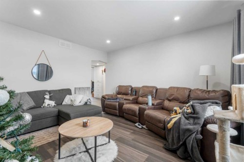 2209 Westmount Road Nw, Calgary, AB - Indoor Photo Showing Living Room