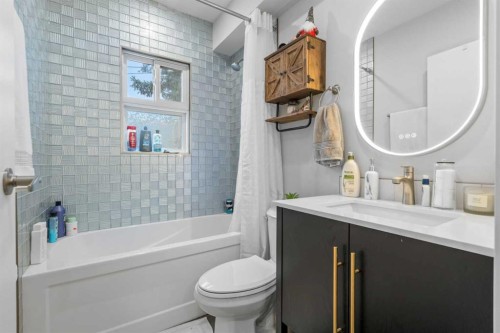 2209 Westmount Road Nw, Calgary, AB - Indoor Photo Showing Bathroom