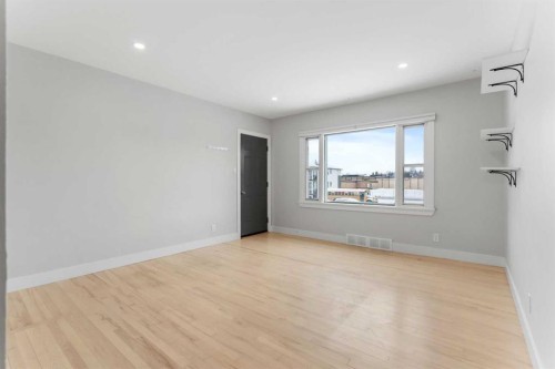 2209 Westmount Road Nw, Calgary, AB - Indoor Photo Showing Other Room