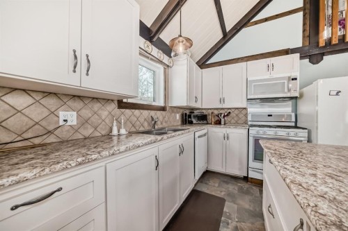 3 Kaylee Crescent, White Sands, AB - Indoor Photo Showing Kitchen With Double Sink
